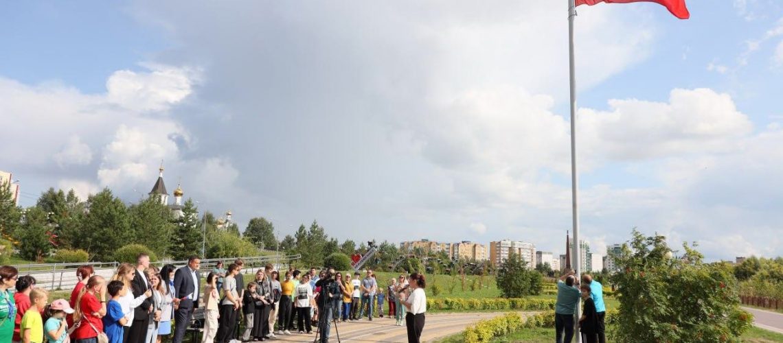 На территории городской набережной появился флагшток.