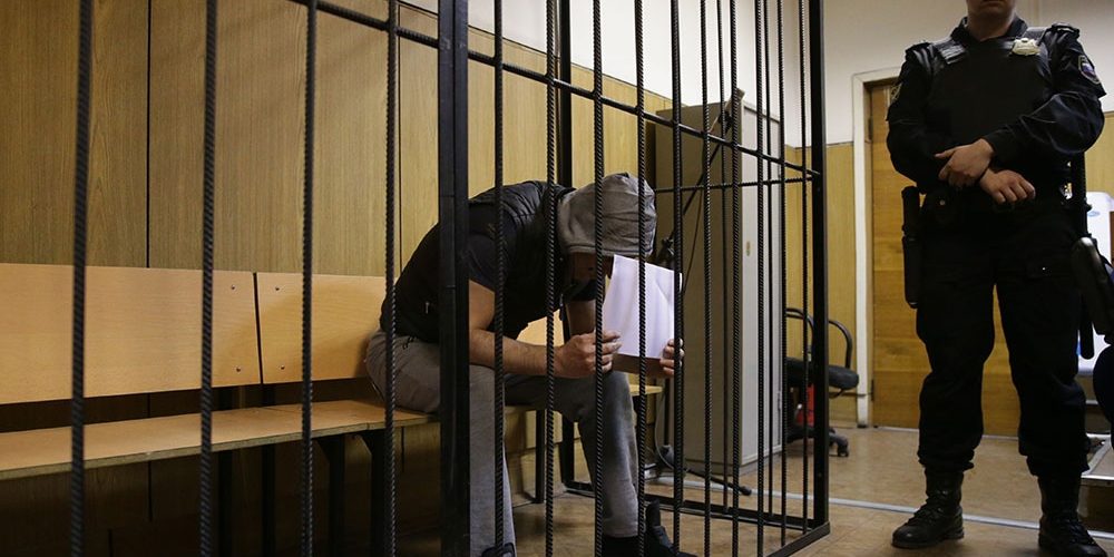 Госдума приняла закон, разрешающий подсудимым служить по контракту
