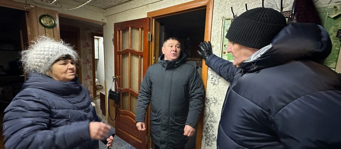 Глава города Юрий Чекунов, совместно с депутатом 12 избирательного округа и профильными специалистами, провел встречу с жителями трех поселков