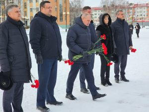 В Нефтеюганске почтили память погибших в ДТП юных акробатов и их тренеров