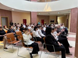 В городской библиотеке прошло торжественное награждение участников викторины “Югра. Это моя земля”.