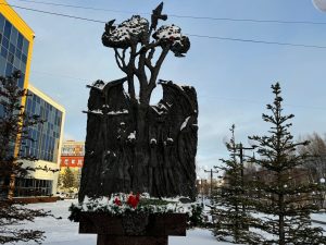 В Нефтеюганске почтили память погибших в ДТП юных акробатов и их тренеров