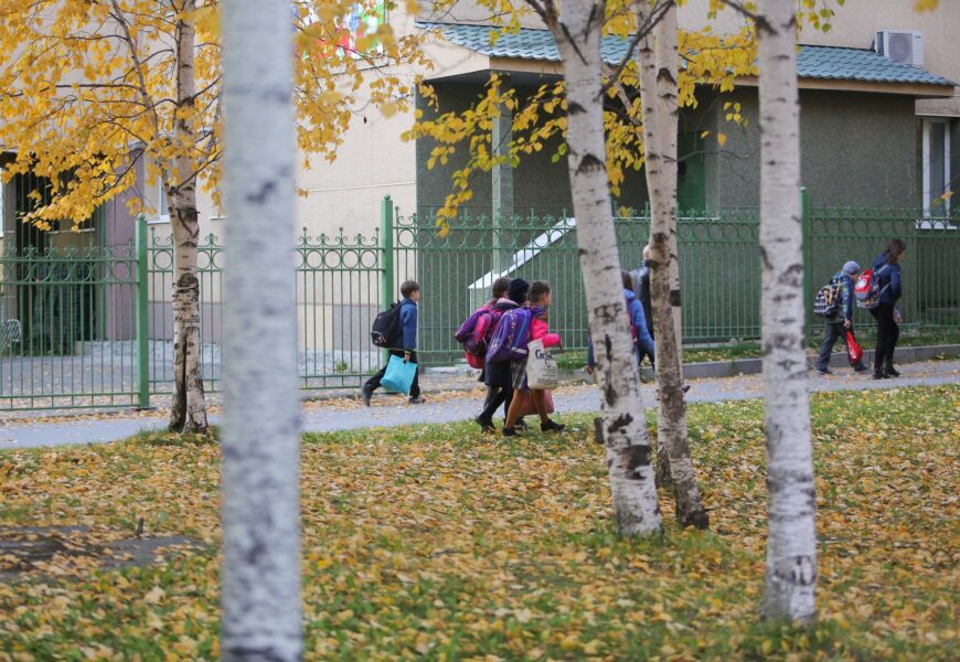 В Госдуму внесли законопроект о запрете шестидневки и начале занятий не раньше 9 утра