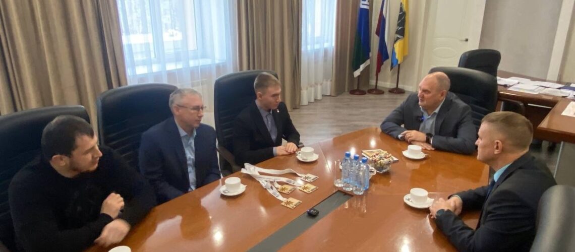 Юрий Чекунов встретился с победителем чемпионата и первенства мира пауэрлифтингу Григорием Примой.