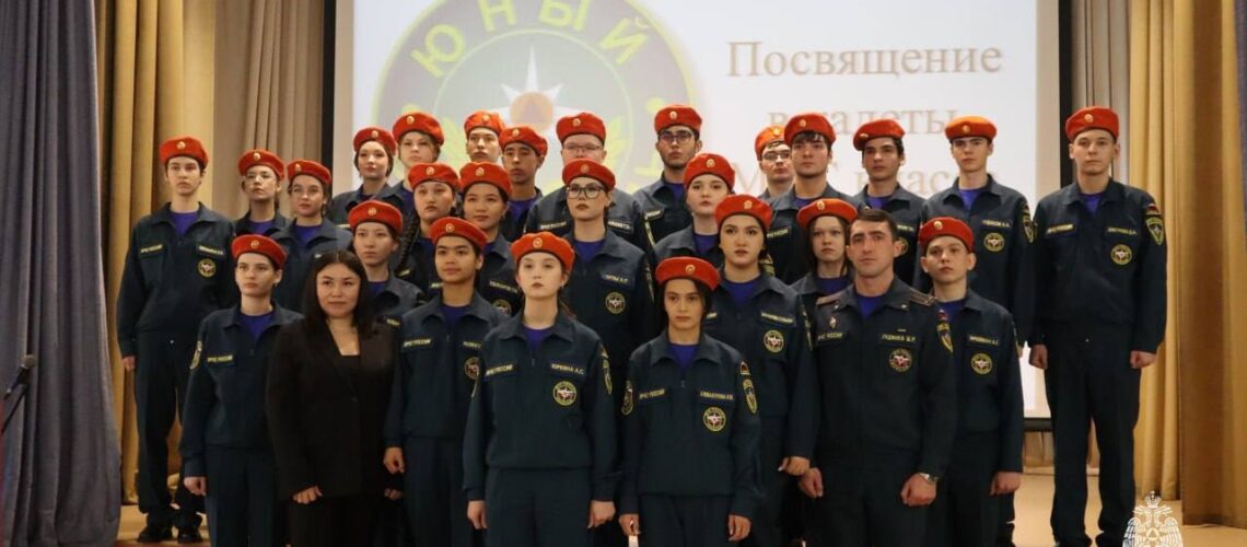 В школе № 7 Нефтеюганска посвятили в кадеты десятиклассников профильного МЧС-класса