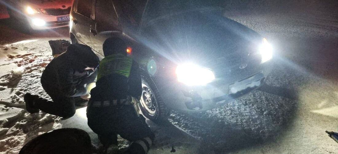 В Югре сотрудники ДПС спасли замерзающего вахтовика