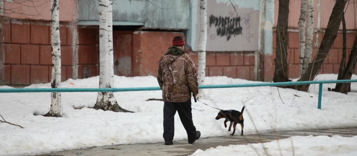Право на тишину стало материальным: российский суд наказал рублем за собачий лай и вонь в многоквартирнике