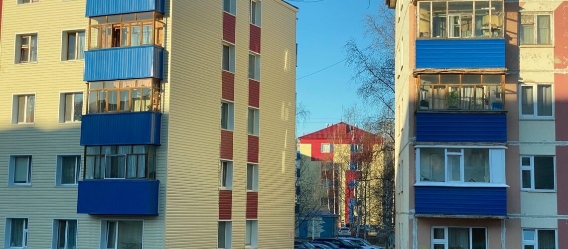 Бабуля из Югры не заметила как переписала на сожителя и его дочь две квартиры