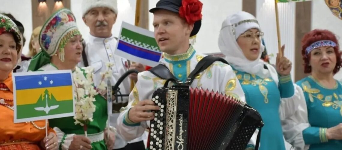 Погрузились в атмосферу советского прошлого участники регионального фестиваля «Многоликий первомай» в Нефтеюганске