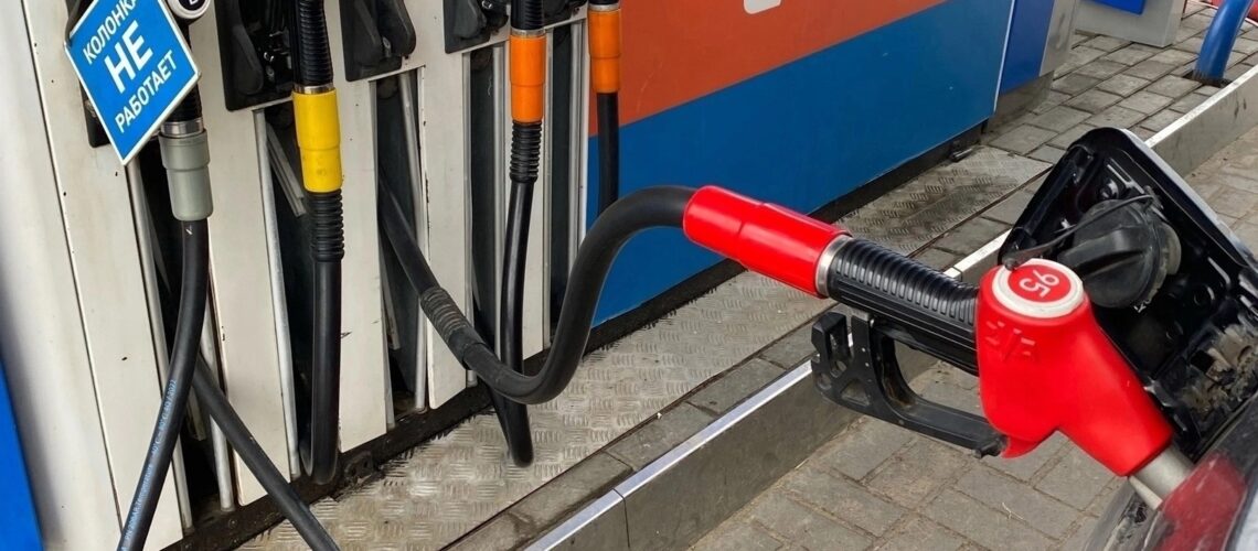Продажу топлива ограничили на заправках в Тюменской области
