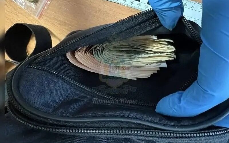 Молодой вахтовик украл у пожилого коллеги почти полмиллиона рублей.