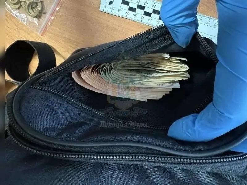 Молодой вахтовик украл у пожилого коллеги почти полмиллиона рублей.