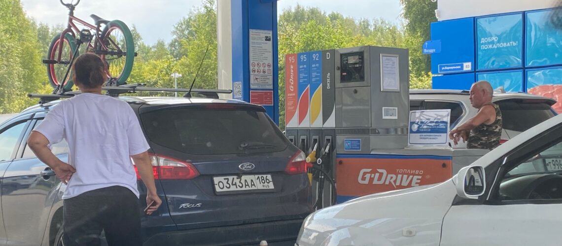 В городах Югры зафиксировано рекордное снижение стоимости бензина