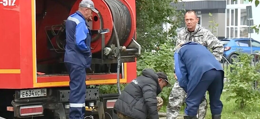 Продолжаются аварийно‑восстановительные работы на канализационной ветке по улице Нефтяников.
