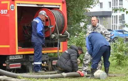 Продолжаются аварийно‑восстановительные работы на канализационной ветке по улице Нефтяников.