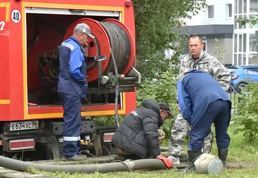 Продолжаются аварийно‑восстановительные работы на канализационной ветке по улице Нефтяников.