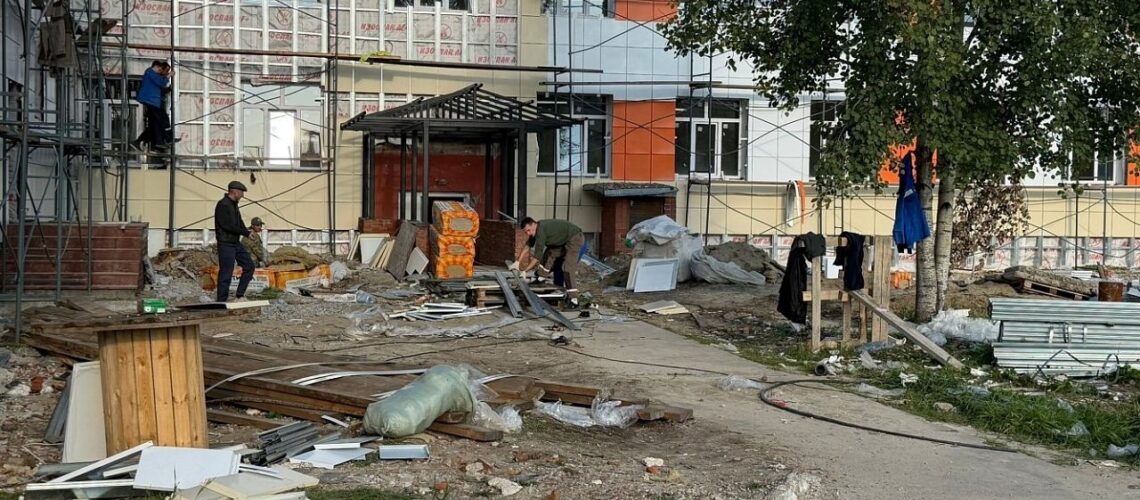 В Нефтеюганской школе 90-х годов постройки продолжается капитальный ремонт