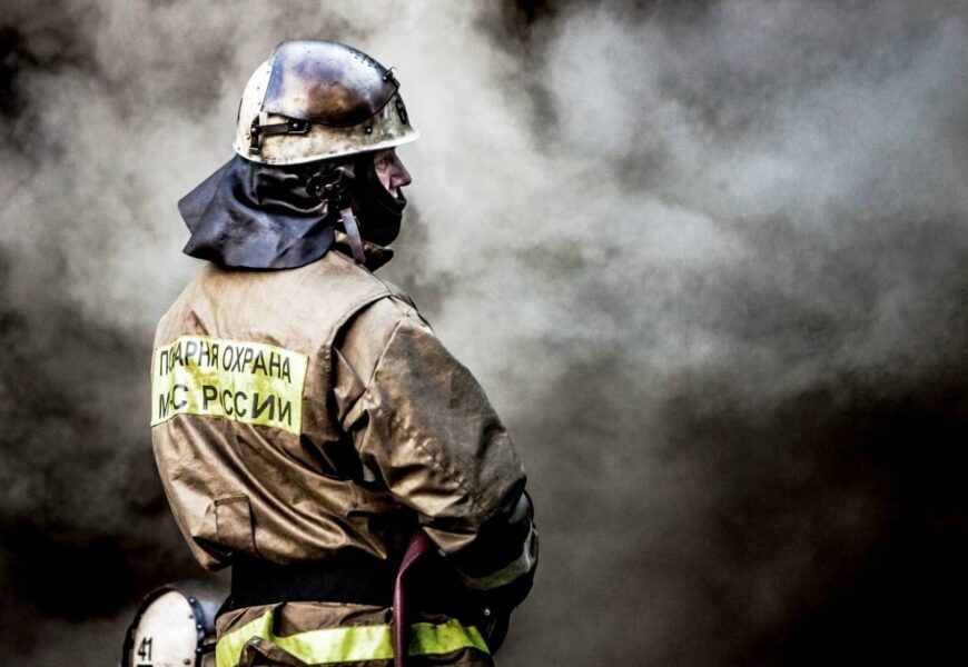В Нефтеюганске ночью произошёл серьёзный пожар. Уничтожен гараж, эвакуированы 4 человека, рассказали в главном управлении МЧС по Югре.